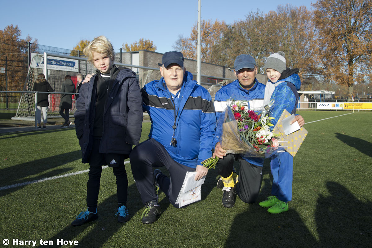 Gert Deelen en Fadel Jawad nemen afscheid van de voetbalschool