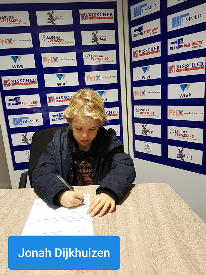 5 nieuwe jeugdleden tekenen jeugdcontract
