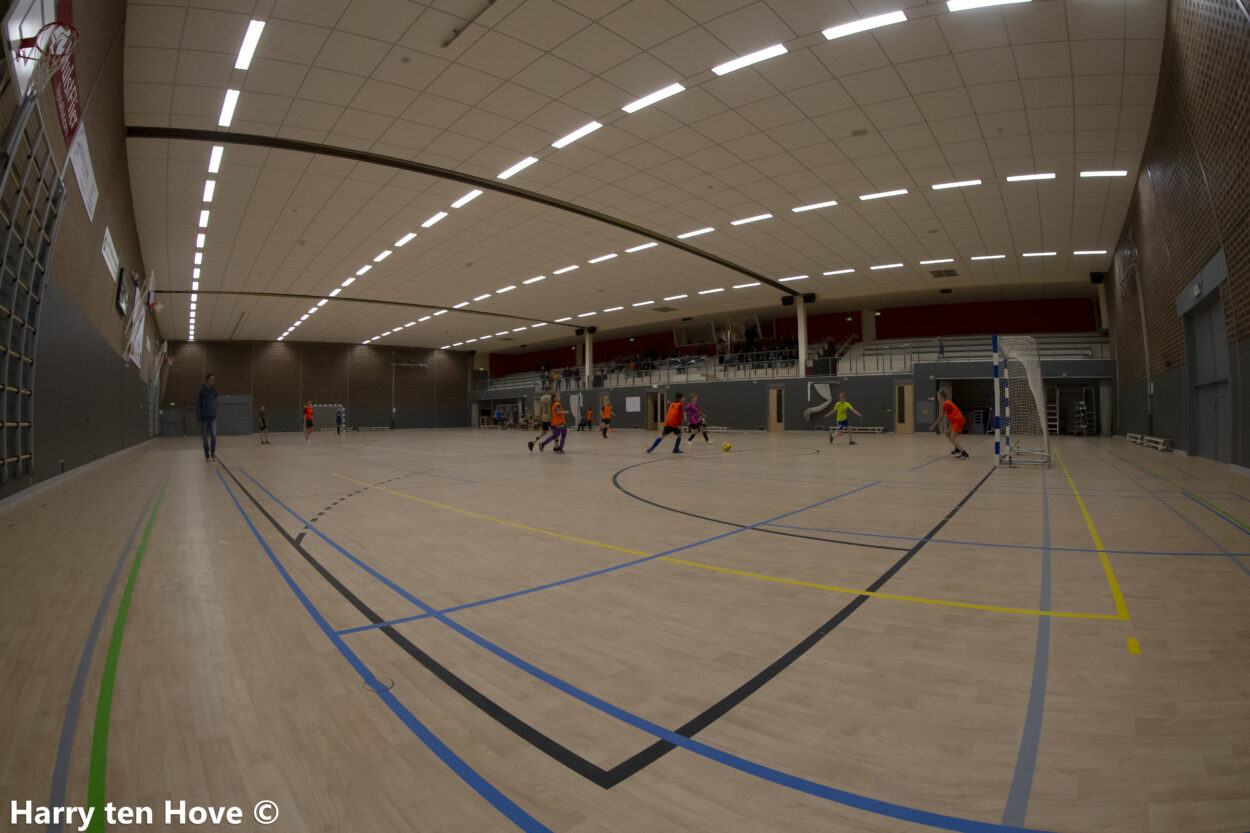 Plezier en onderlinge strijd tijdens ESC jeugd zaalvoetbaltoernooi 2022