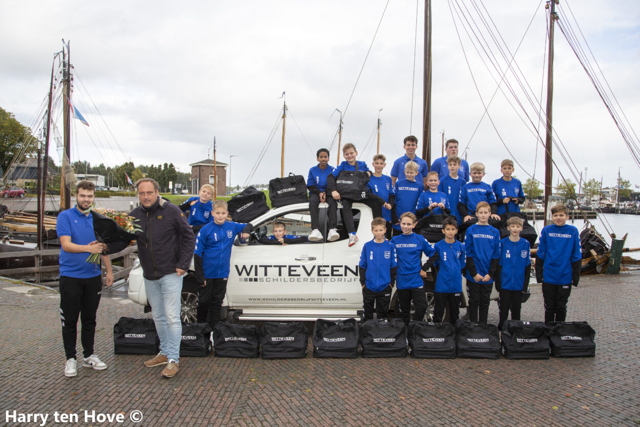 Nieuwe trainingspakken en tassen van Schildersbedrijf Witteveen voor de JO13-2
