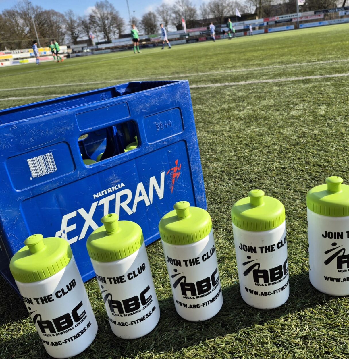 Nieuwe bidons voor JO14-1 dankzij ABC Fitness uit Elburg
