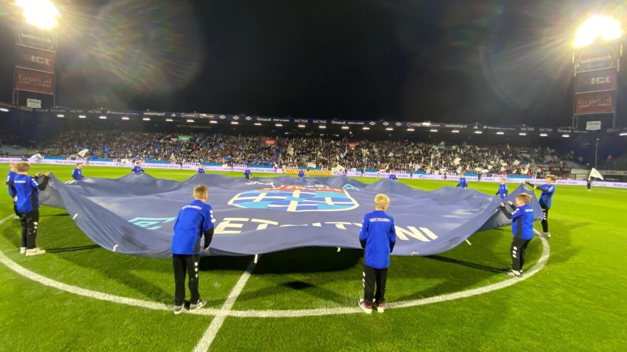 JO13-2 draagt middencirkeldoek bij PEC Zwolle – RKC Waalwijk