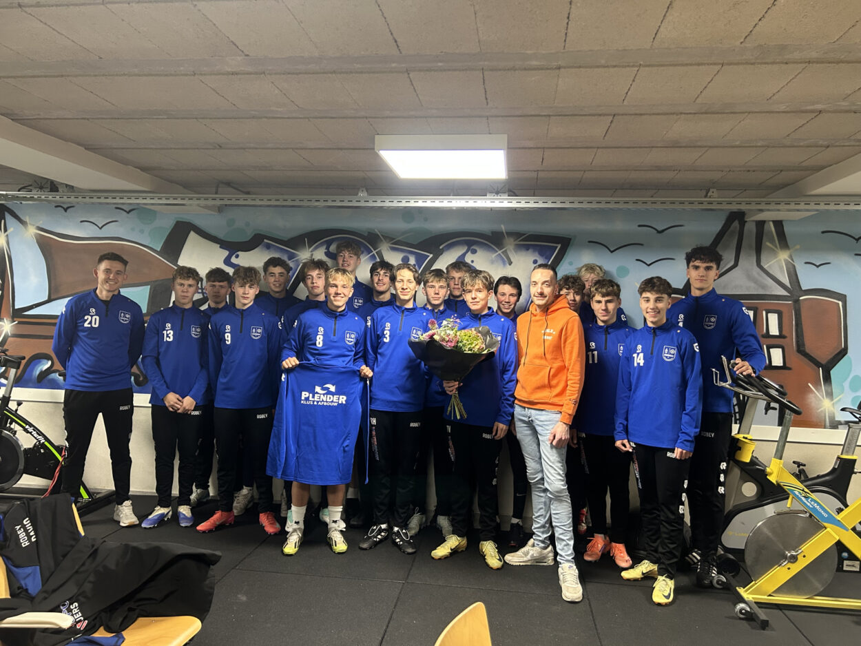 ”Plender klus & afbouw” voorziet ESC JO17-1 van trainingstruitjes!