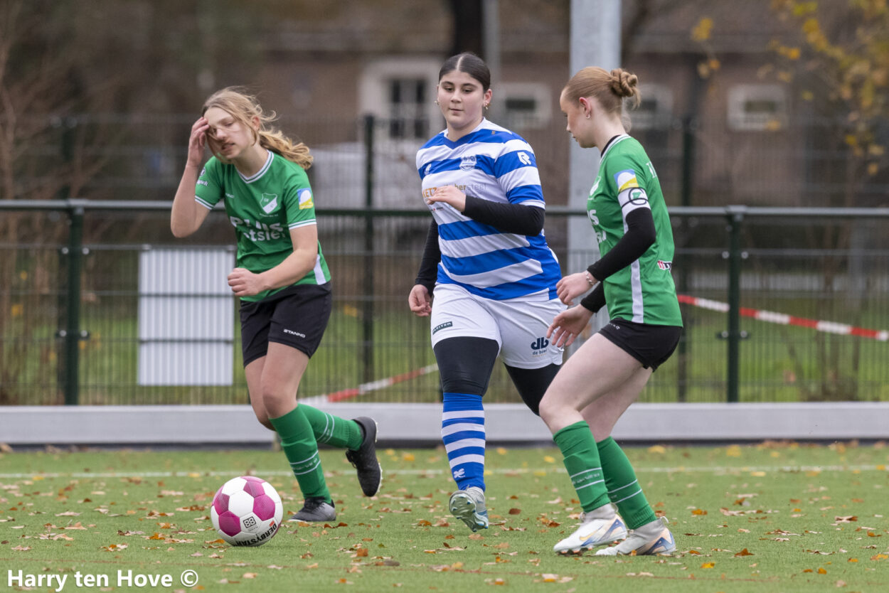 ESC MO17-1 tegen Groen Wit ’62 MO17-1 in evenwicht