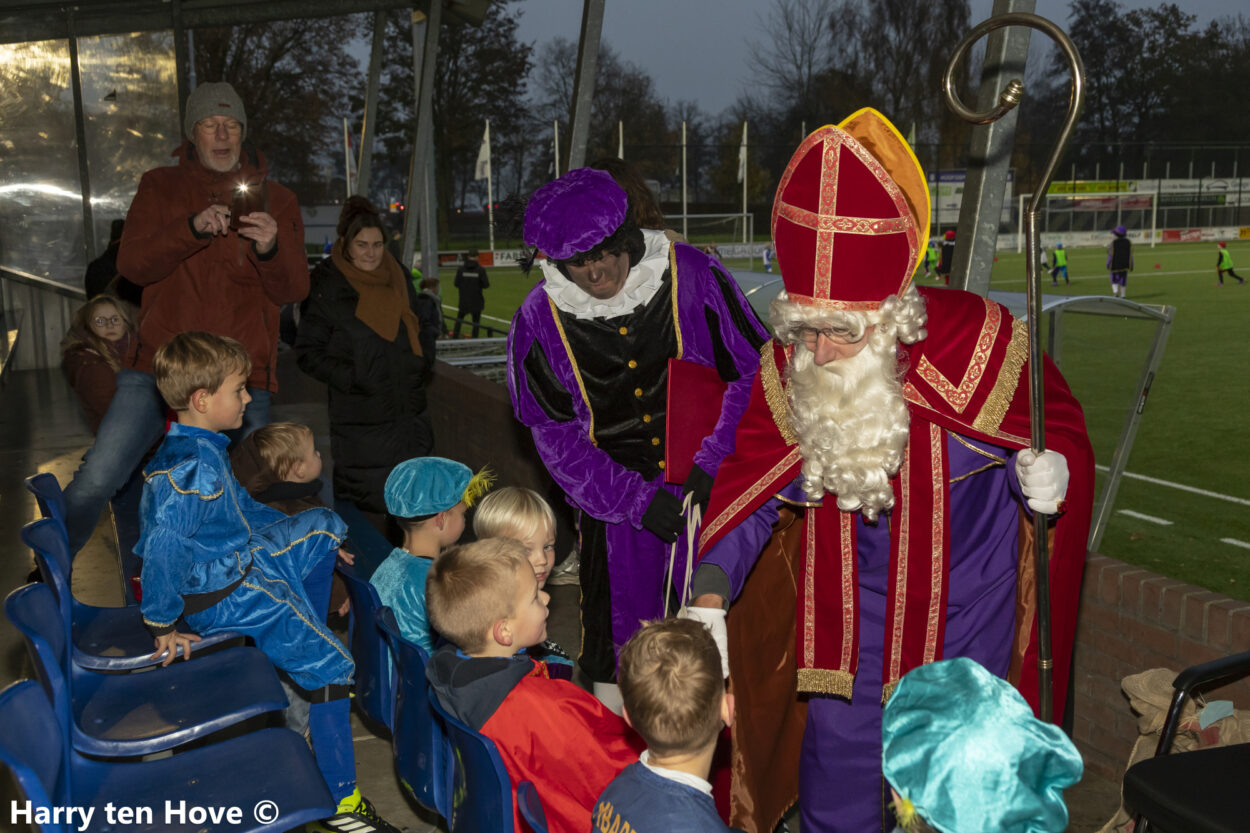 Sinterklaas met zijn Pieten te gast bij de jeugd van ESC