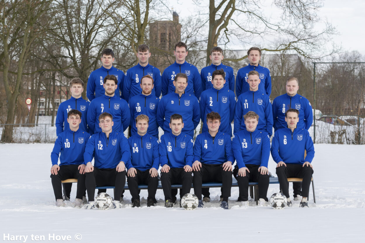 Van der Meer Financiële Diensten sponsort trainingspakken ESC 8