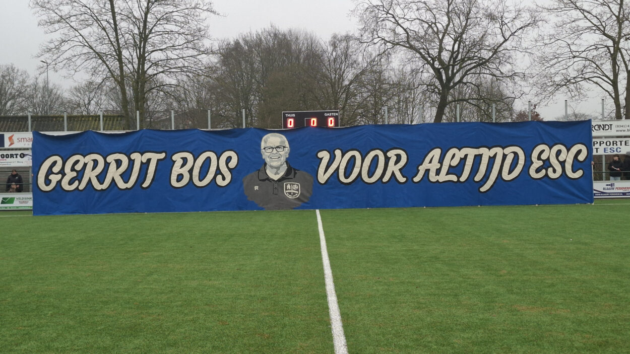 Prachtig eerbetoon aan Gerrit Bos, krijgt helaas geen vervolg in de derby ESC – DSV ’61 1-2