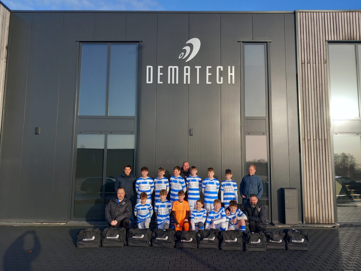 Dematech B.V. sponsor voetbaltassen ESC JO13-2