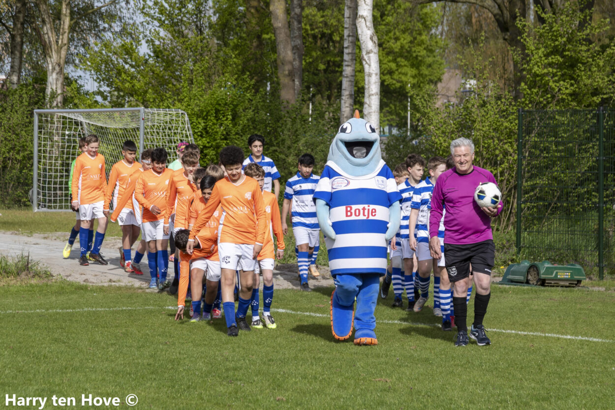 Officiële opening nieuwe veld 5 ESC door mascotte Botje!