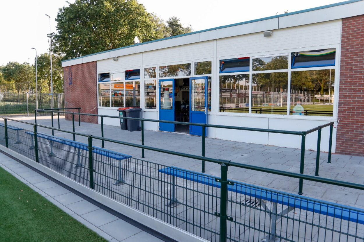 Nieuw hekwerk geplaatst bij de kantine 🔵⚪️